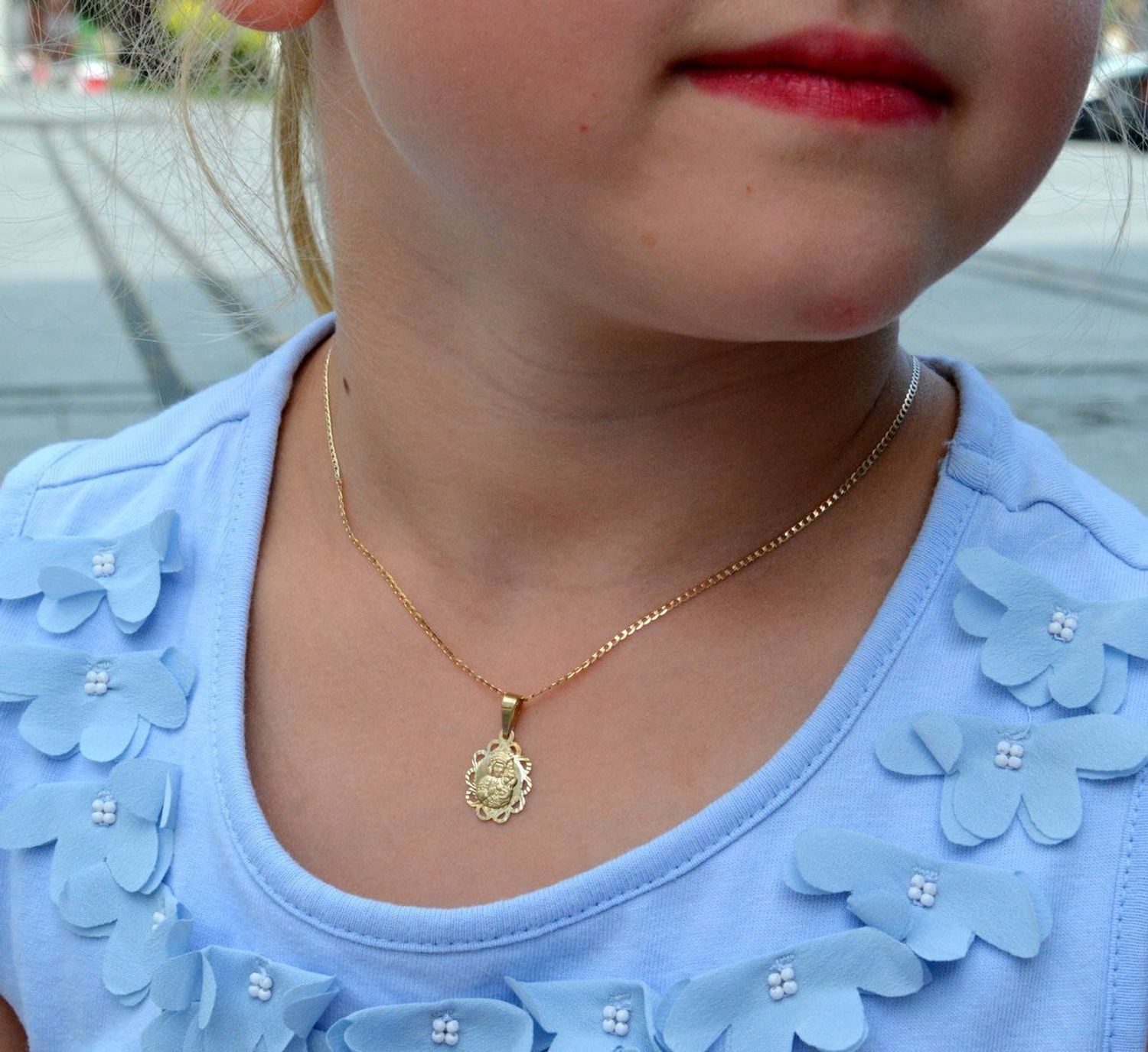 Złota zawieszka medalik owalny Matka Boska ZA 6730 333. Medalik będący wspaniałą pamiątką i prezentem z okazji chrztu, komunii czy bierzmowania. Zawieszka wykonana ze złota próby 333. Piękna biżuteria o bogatej symbolice rel.jpg